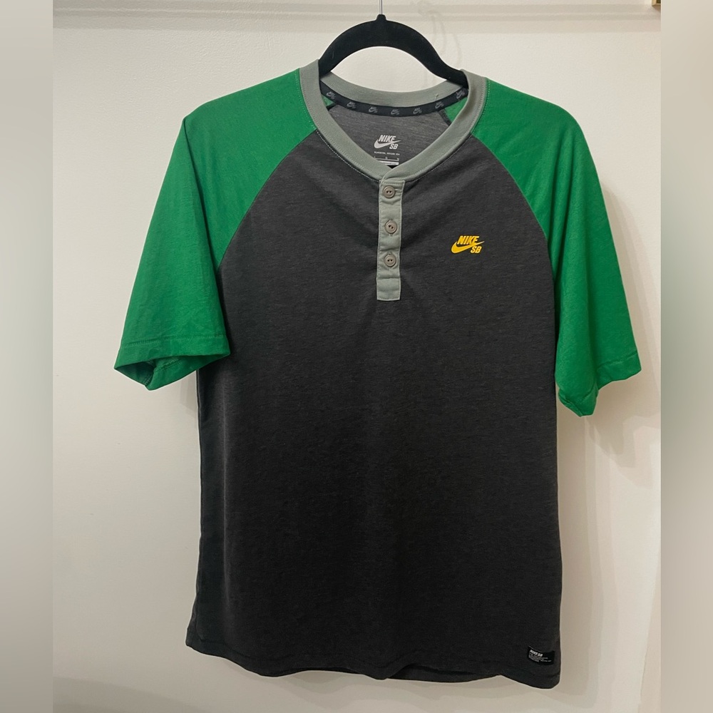 Men’s Nike SB Dri-fit short sleeve Henley t-shirt, size large